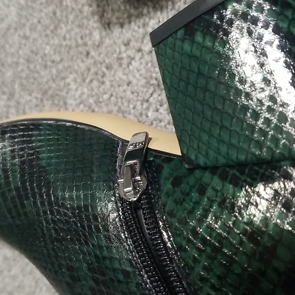 Marc Fisher Jelly Booties In Black/Green Snake 6M - Picture 9 of 10